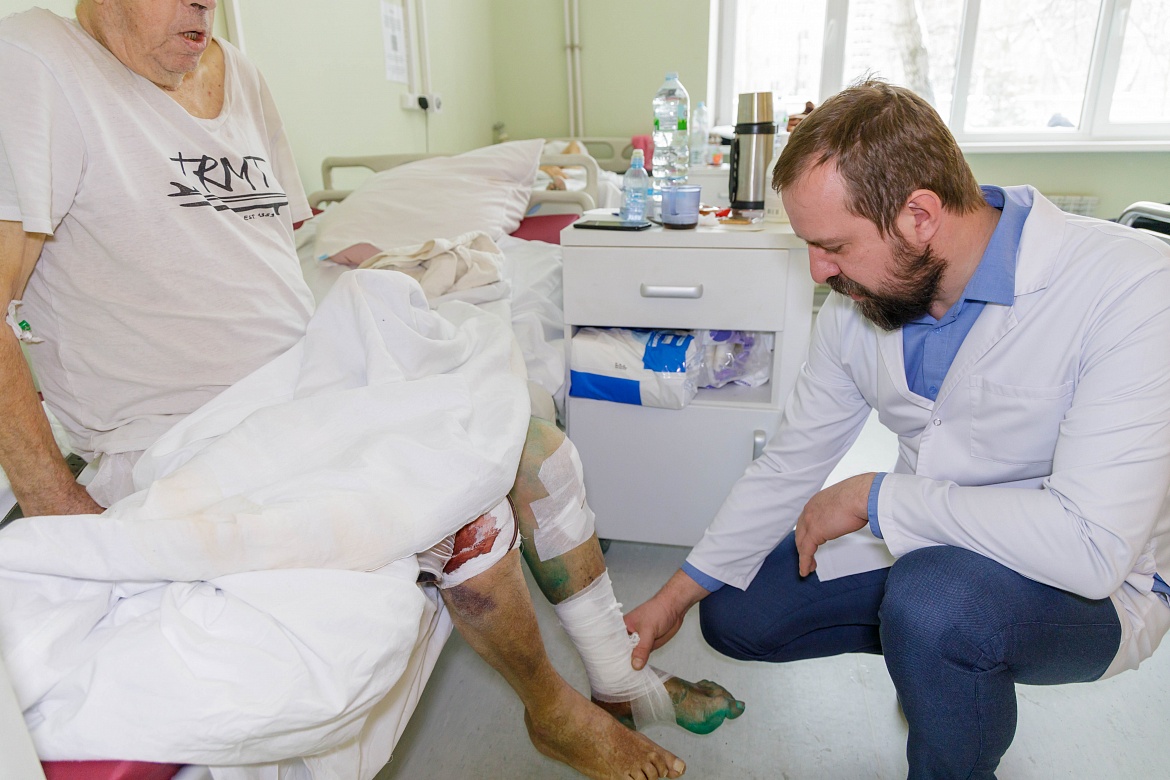 Врачи Люберецкой областной больницы спасли ногу 78-летнему пациенту, попавшему под грузовую газель.
