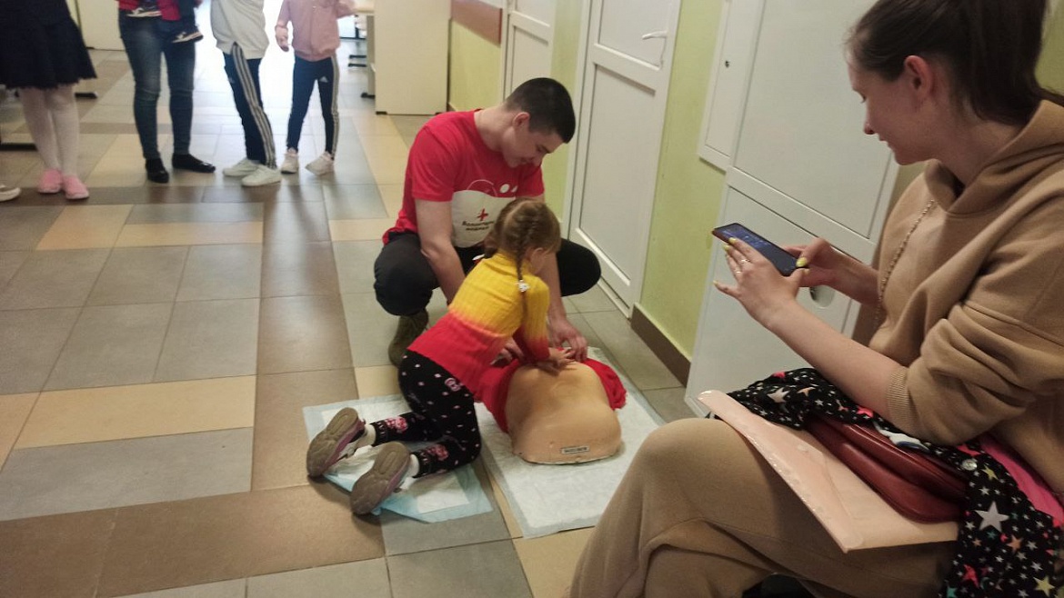 Волонтеры-медики показали маленьким пациентам и их родителям как оказывать помощь при потере сознания
