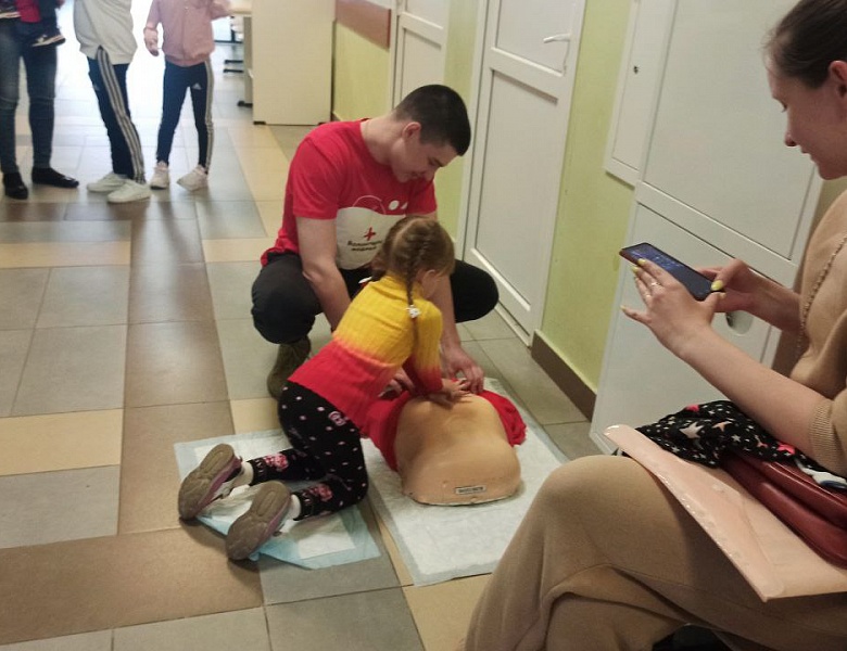 Волонтеры-медики показали маленьким пациентам и их родителям как оказывать помощь при потере сознания
