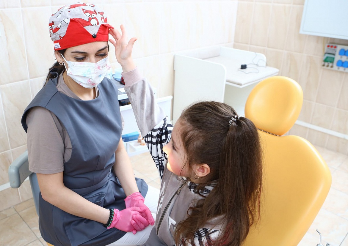 Люберецких сладкоежек лечит новый врач-стоматолог в образе сказочной лисички