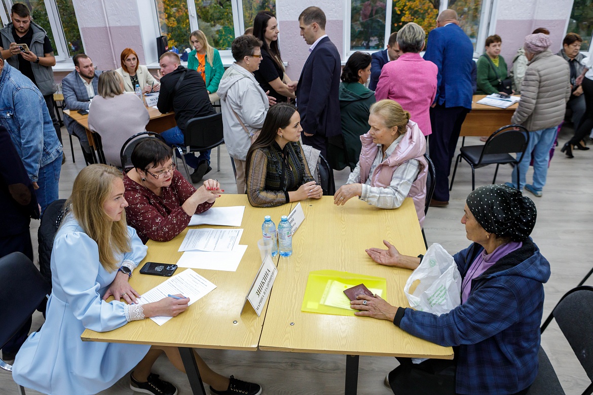 На вопросы жителей о медобслуживании в формате «выездной администрации» отвечала Ольга Шведчикова