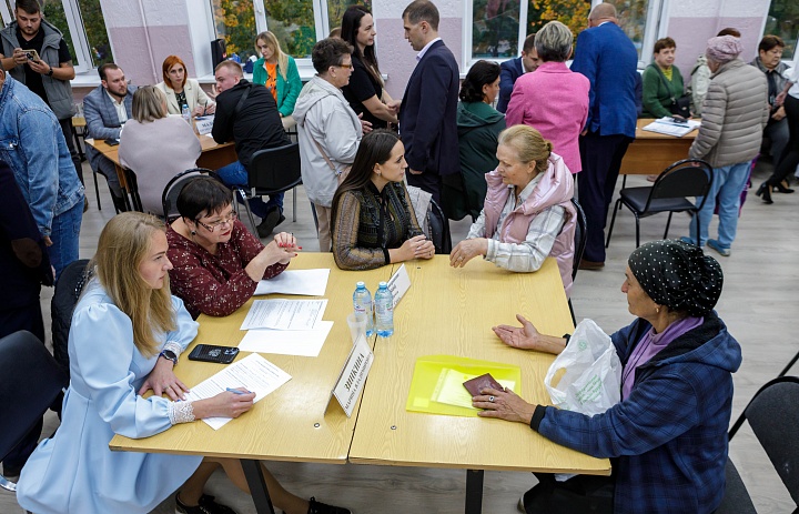 На вопросы жителей о медобслуживании в формате «выездной администрации» отвечала Ольга Шведчикова